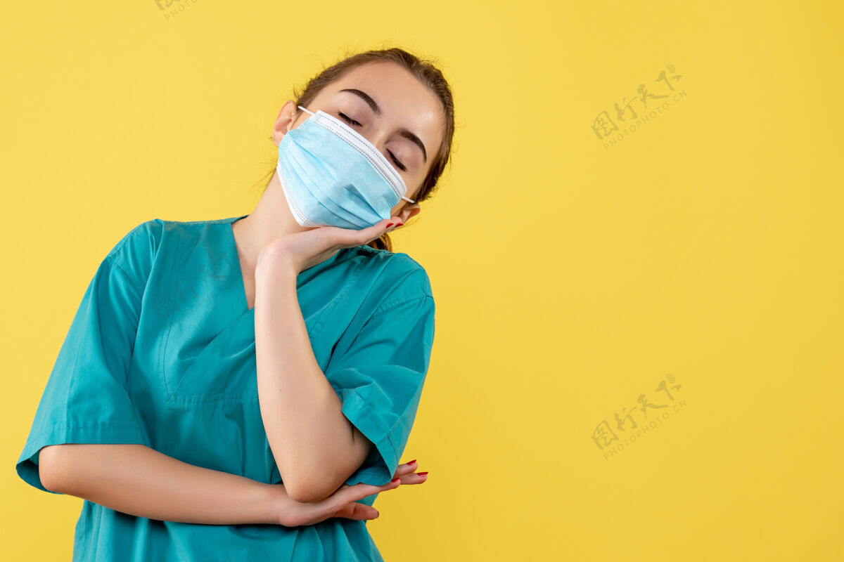 睡眠正面图女医生穿着医用衬衫 戴着口罩 病毒颜色一致的covid-19大流行困倦女人肖像