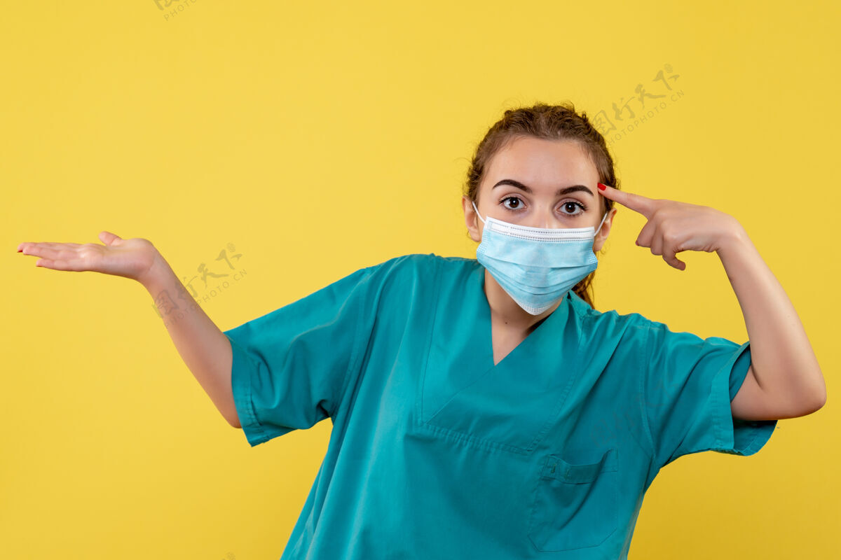 成人正面图女医生穿着医用衬衫 戴着口罩 病毒大流行制服 健康色covid-19冠状病毒面具颜色黄色