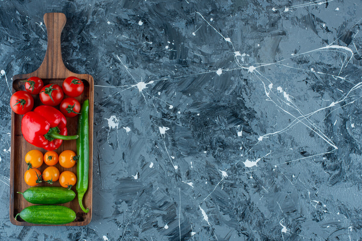 健康在大理石背景上 在木板上混合蔬菜蔬菜美味变化