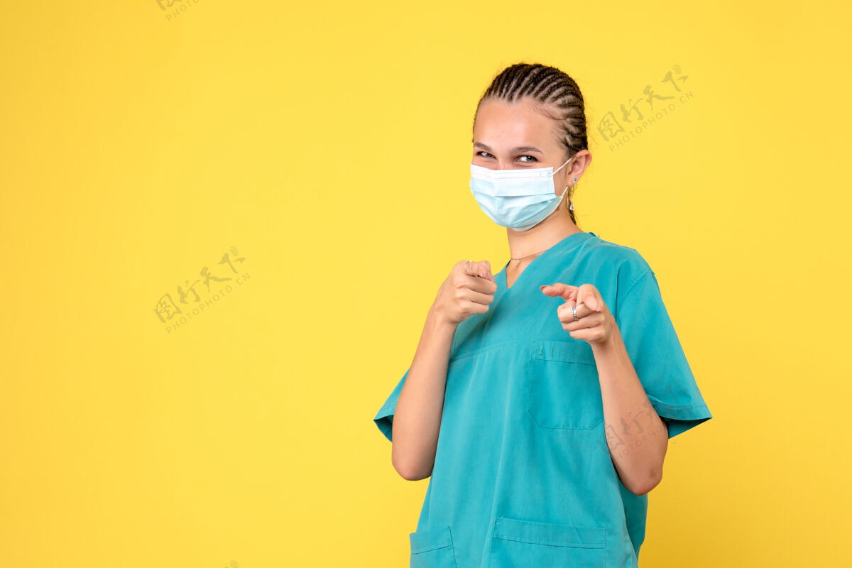 女医生正面图女医生穿着医用衬衫 戴着口罩大笑 医护护士病毒大流行covid-19医院可爱流行护士