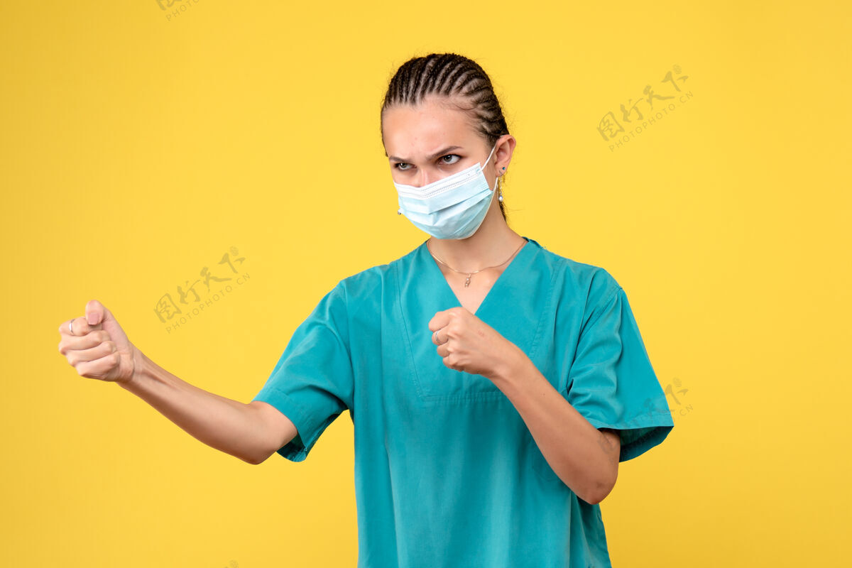 医院正面图女医生穿着医用衬衫 戴着口罩怒气冲冲 健康护士医院病毒covid-19大流行的颜色黄色人愤怒
