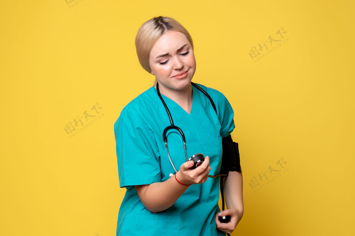 专业前视图女医生检查她对黄色办公桌的压力医疗科维德-19医院护士病毒救护车健康医学女