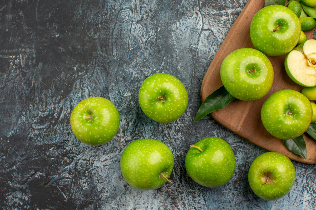 酸橙顶部特写镜头苹果绿色苹果刀在砧板上苹果水果食品