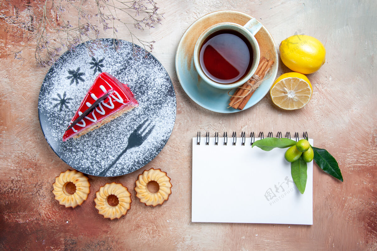 食物顶部特写视图蛋糕蛋糕饼干一杯茶肉桂柠檬白笔记本茶笔记本咖啡