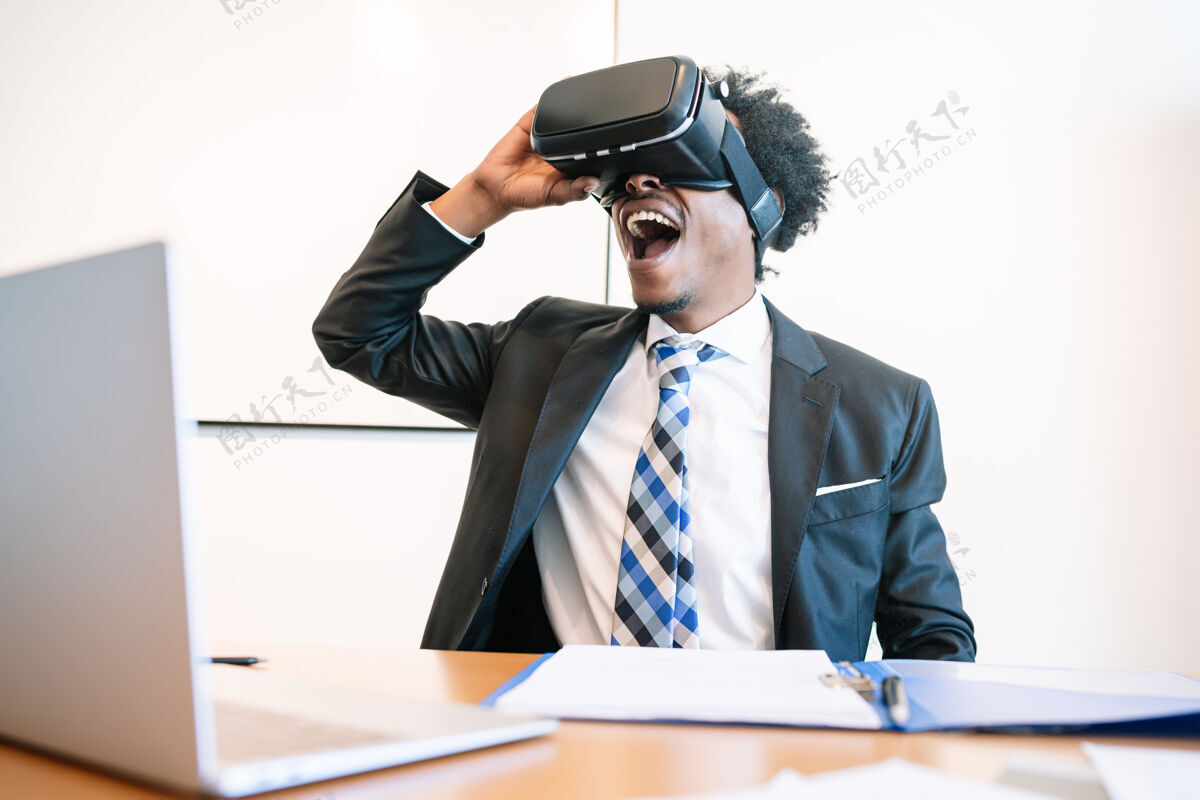 商人专业商人在现代办公室使用虚拟现实耳机企业家办公室虚拟现实