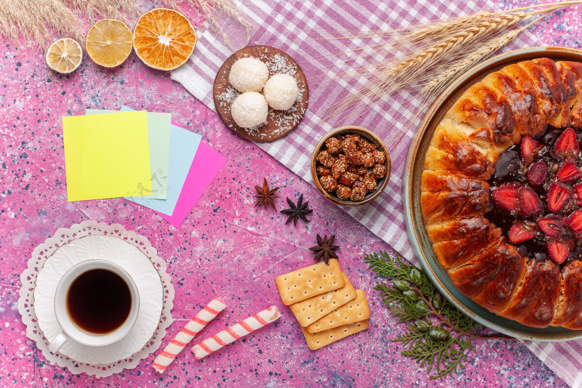糖果顶视图美味的草莓派水果蛋糕和茶上的粉红色椰子水果杯子