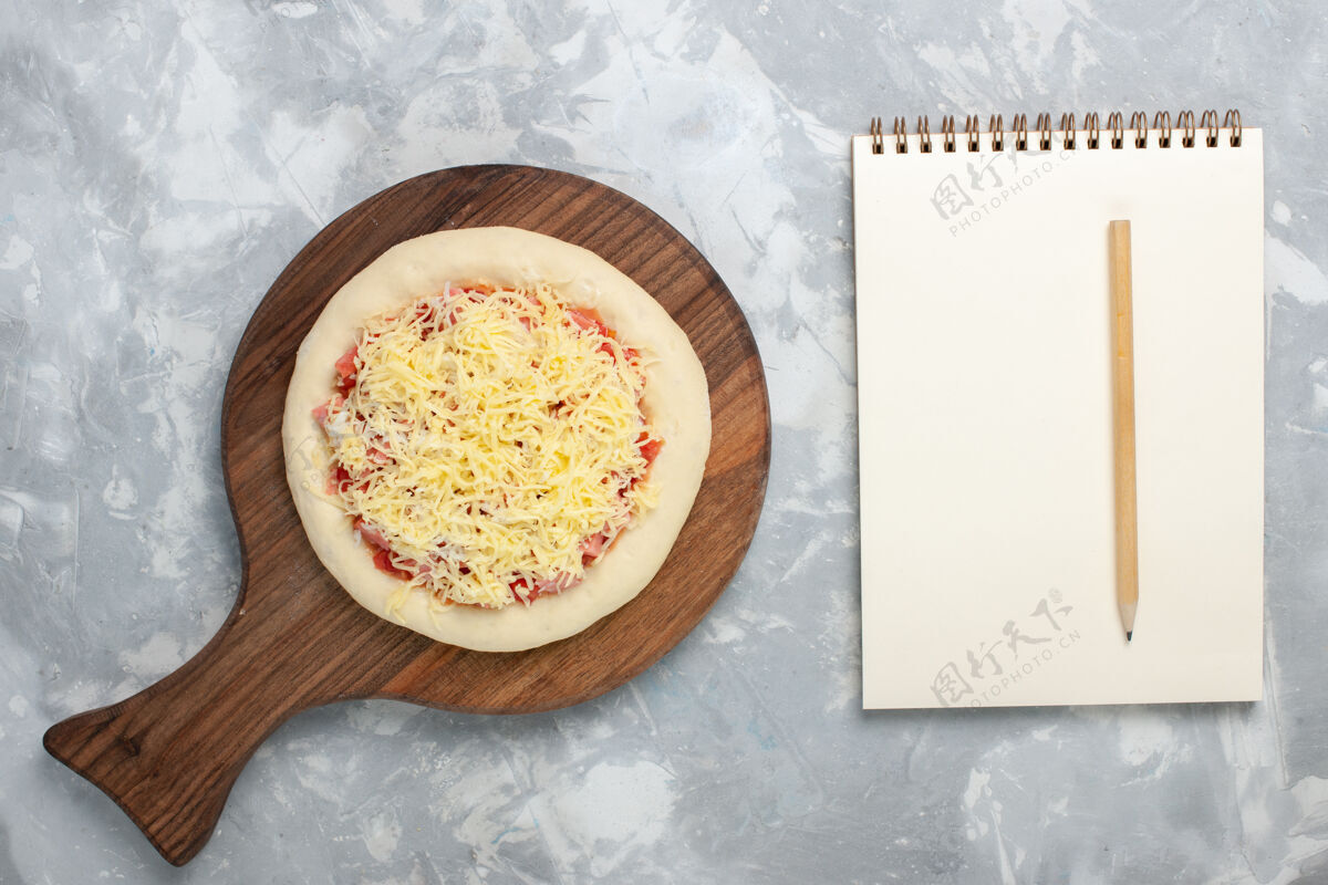 传统顶视图生比萨饼 白色番茄和奶酪食物美食烹饪
