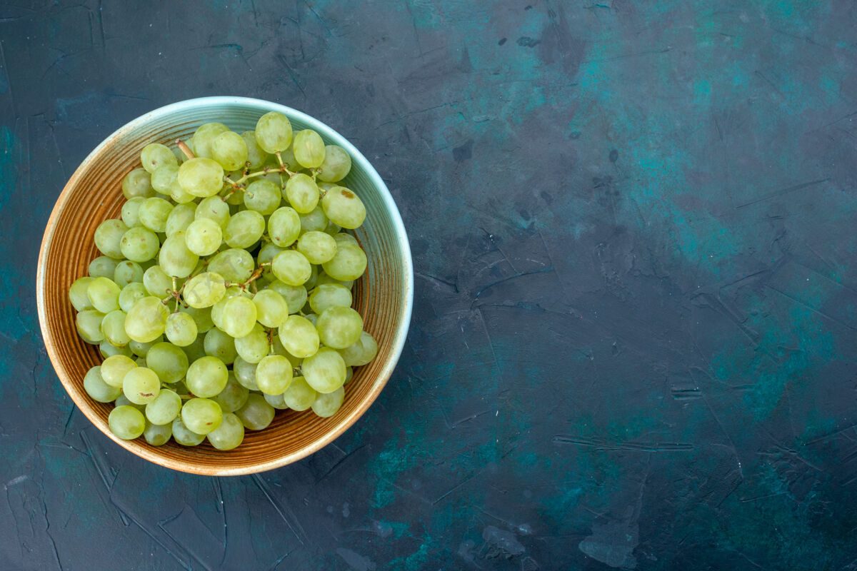 深色顶视图深蓝色的新鲜绿色葡萄食物水果盘子
