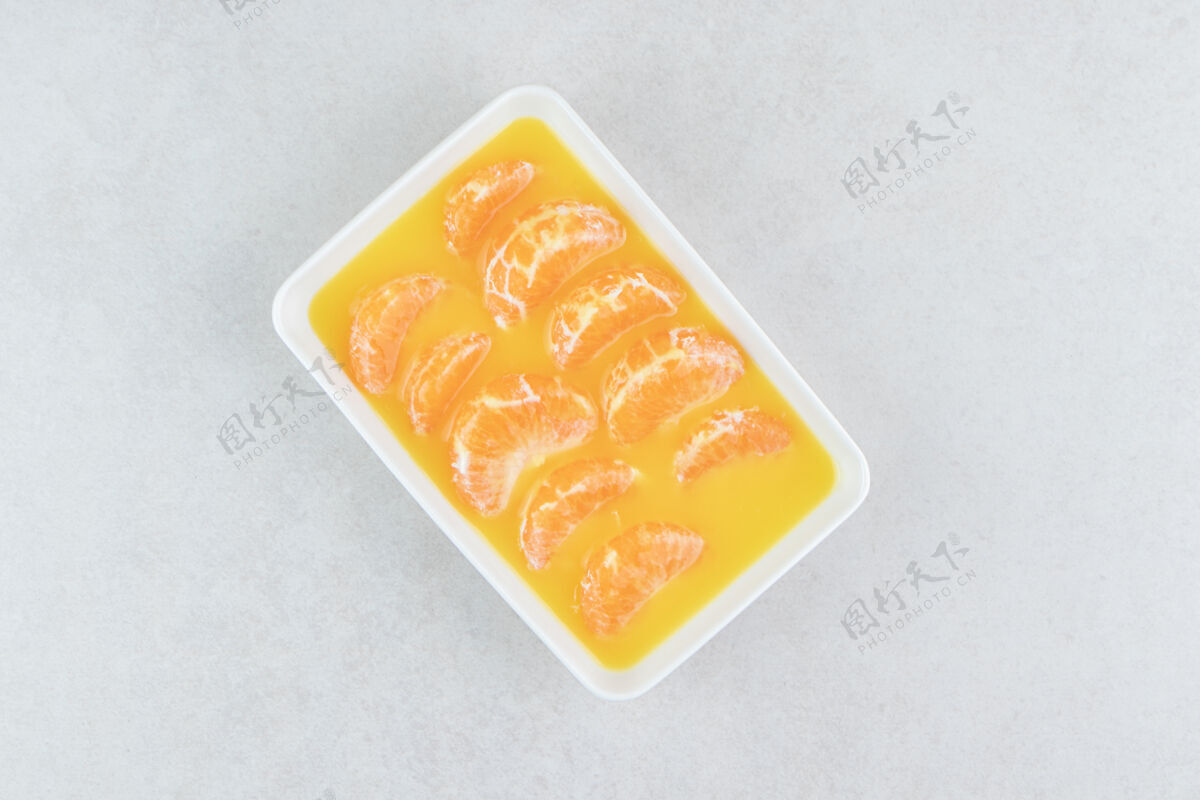 柑橘新鲜的橘子片放在白色盘子里切块成熟热带