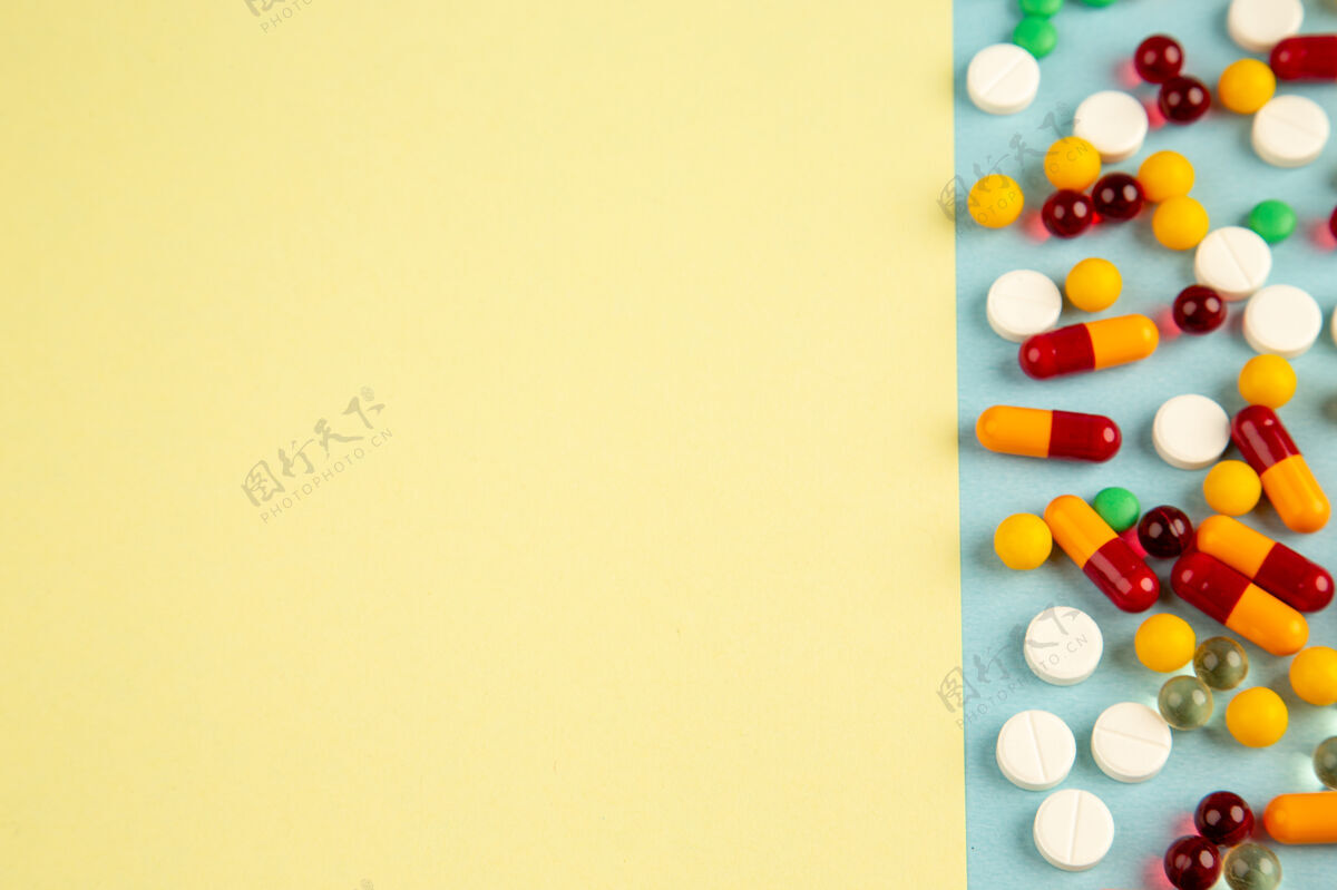 圆形在彩色背景上俯视不同的药丸健康圆形药物