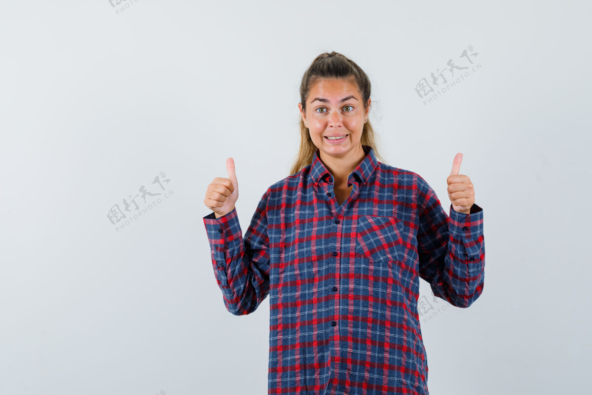 衬衫穿格子衬衫的年轻女子双手竖起大拇指 看上去很高兴女性护理检查