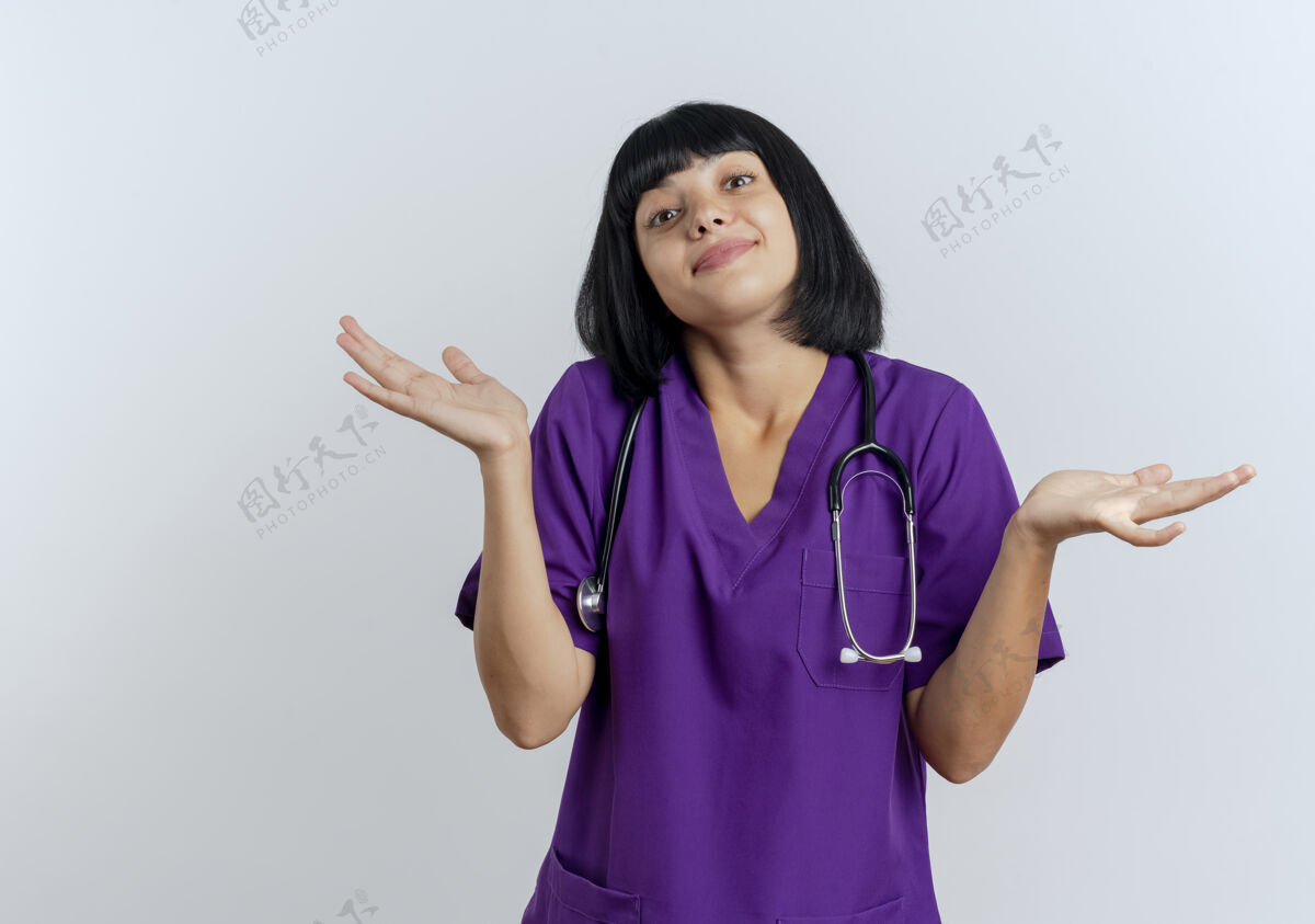 医生年轻的黑发女医生穿着制服 手持听诊器站在那里 双手张开制服听诊器年轻
