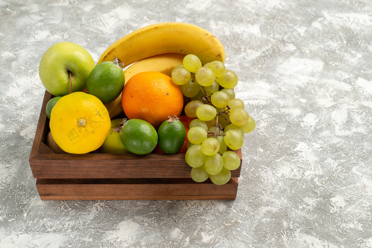 葡萄正面图由新鲜水果组成 香蕉 葡萄和飞珠的白色背景上 水果醇厚 维生素健康 新鲜食品柑橘成分