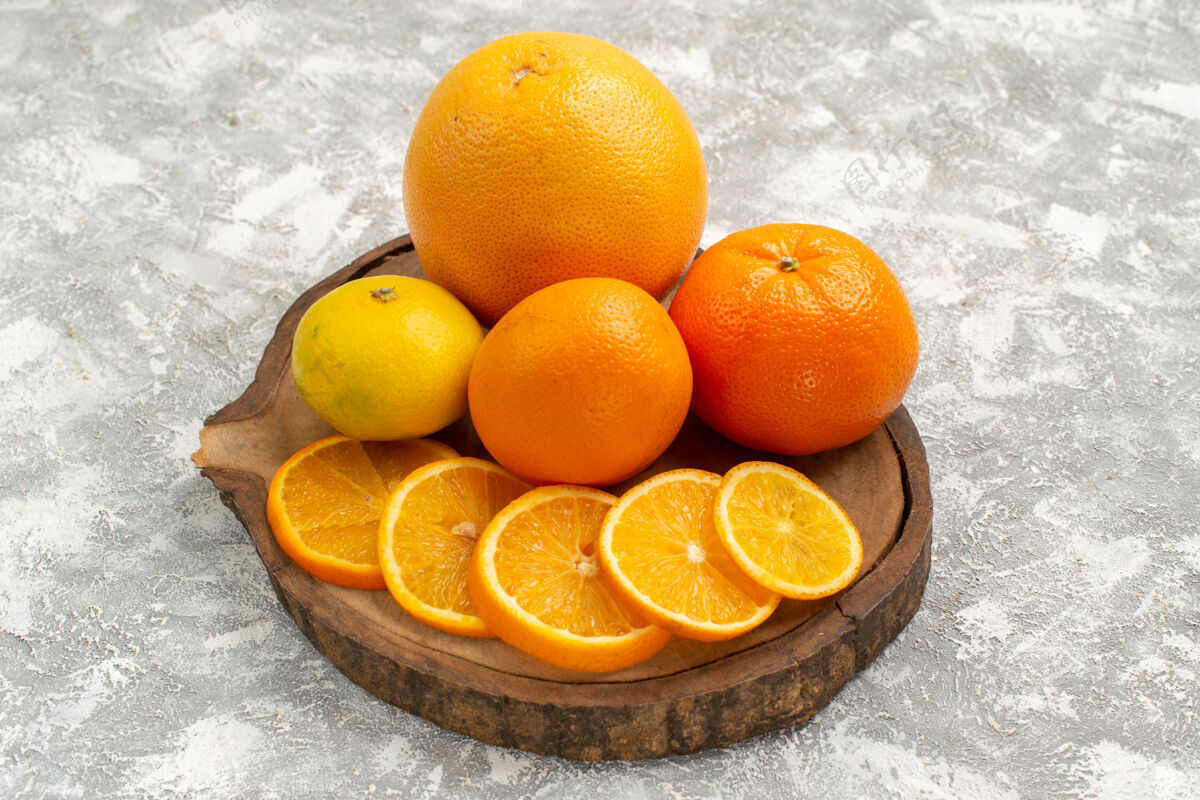 减肥前视图新鲜的橘子和橘子在白色背景上柑橘异国情调的热带新鲜水果视野健康生的