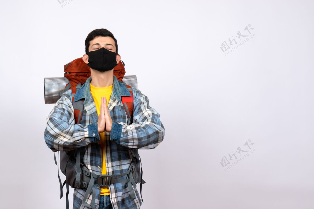 黑色正面图：背包和面具手牵手的男性旅行者工作室视图加入