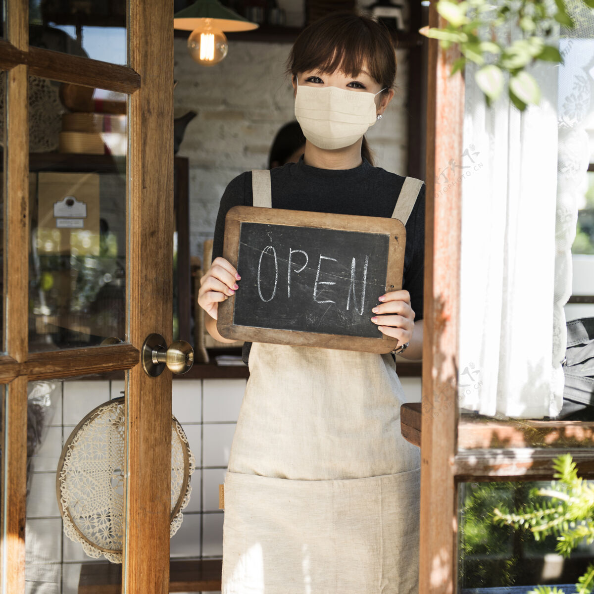 新常态咖啡馆里戴着口罩的日本咖啡师亚洲入口小企业