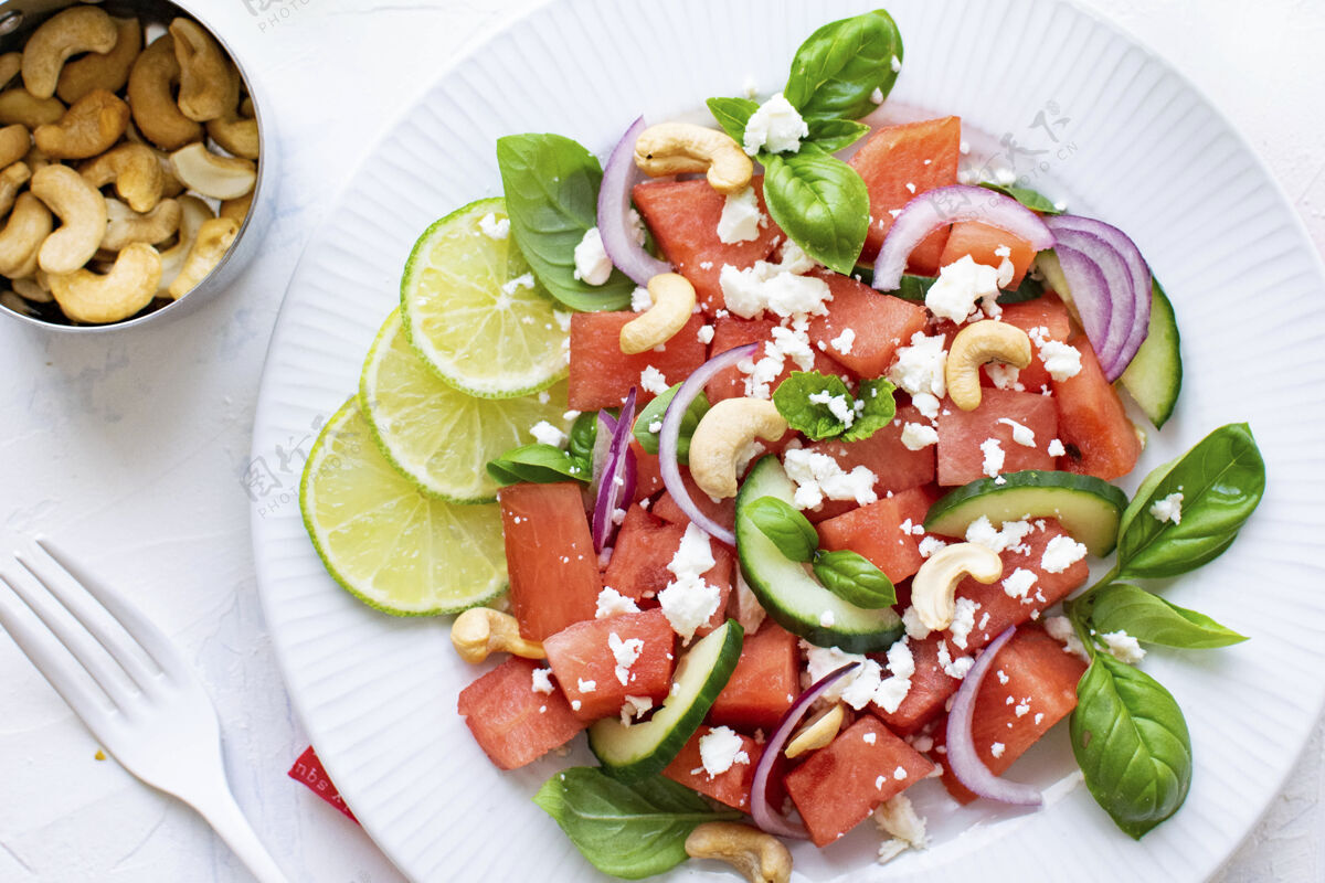 叉子西瓜沙拉配腰果和羊奶午餐可食健康食品