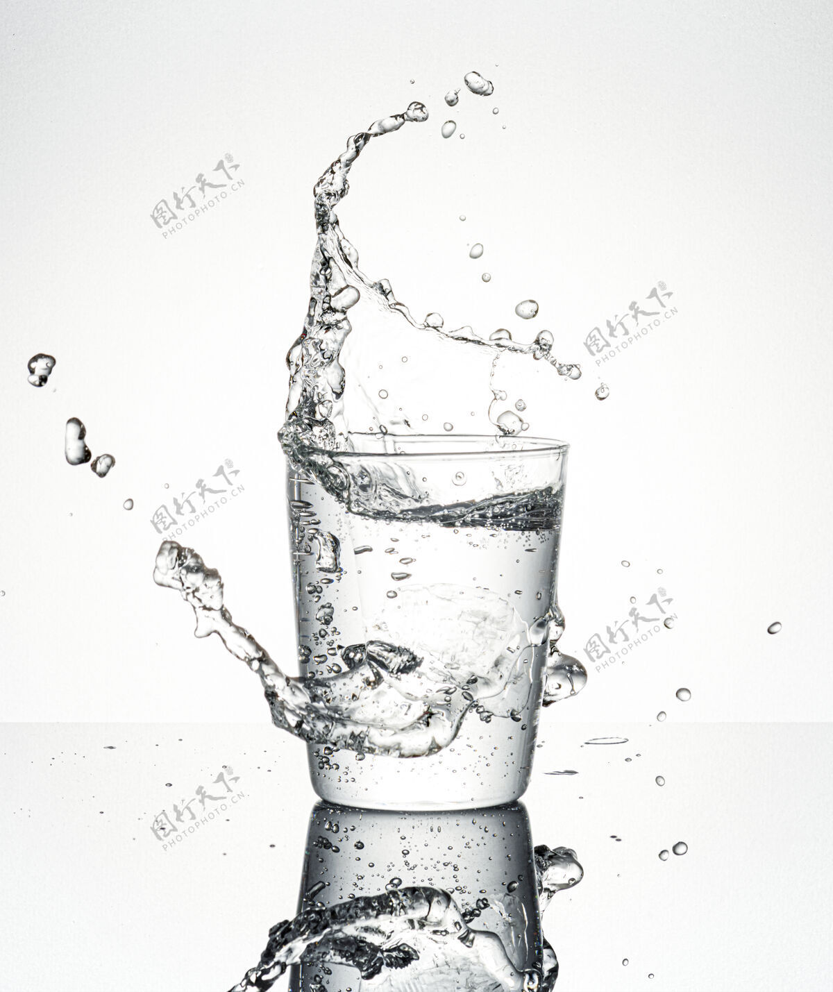 口渴水从玻璃里溅出来健康液体矿泉水