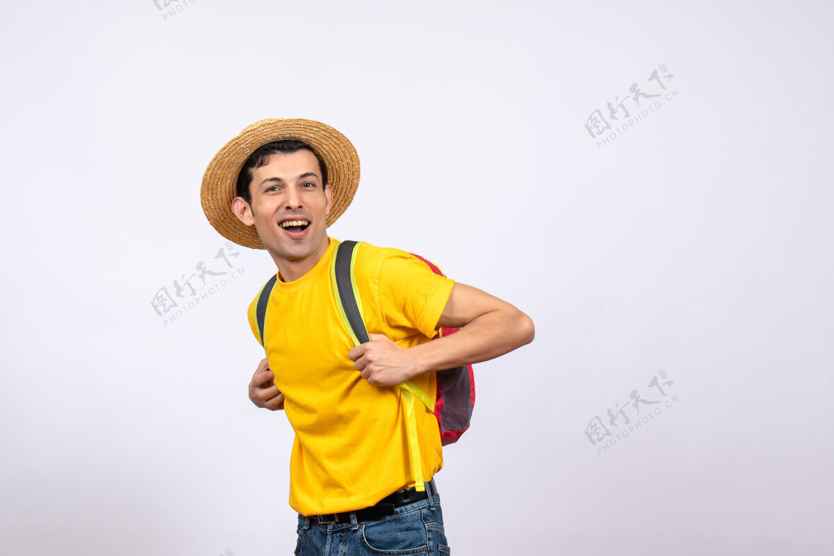 稻草正面图帅哥戴草帽穿黄色t恤快乐成人生活方式
