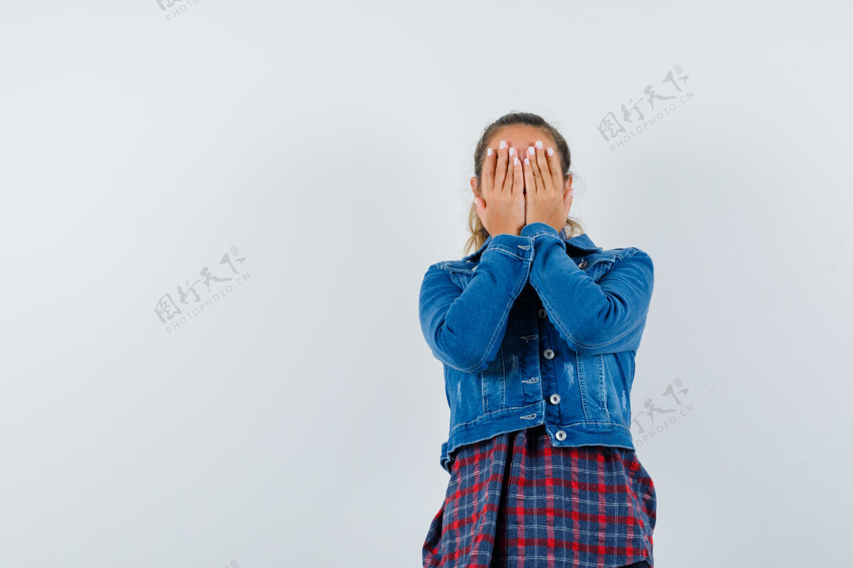 视图身穿衬衫 夹克衫的年轻女子手拉着手 面带愁容 俯瞰前方年轻衬衫一个