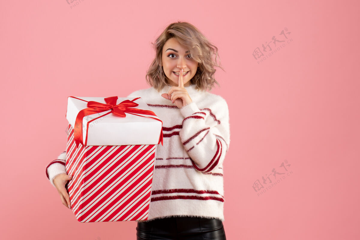 女人前视图年轻女性与圣诞节礼物情感礼物头发