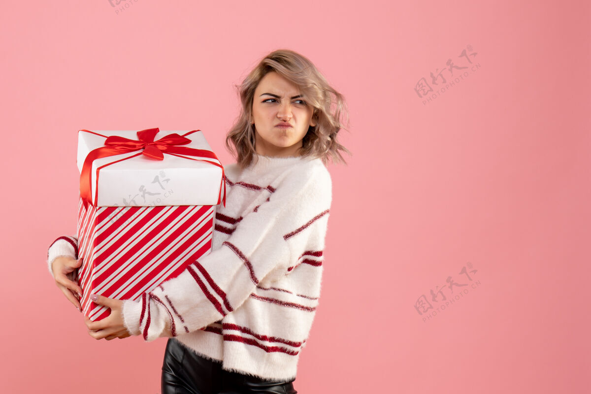 颜色前视图年轻女性与圣诞节礼物时尚礼物情感