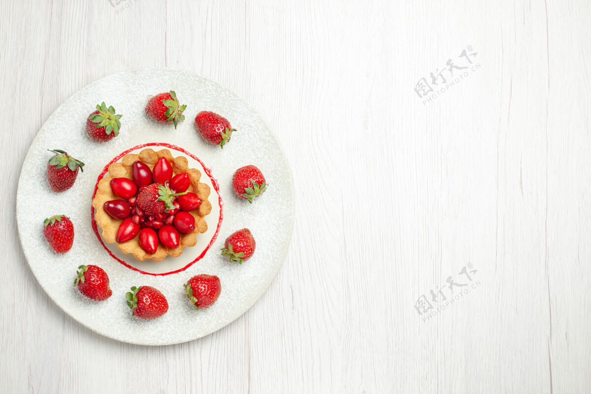 饮食白色桌子上的盘子里放着美味的水果蛋糕健康食物水果