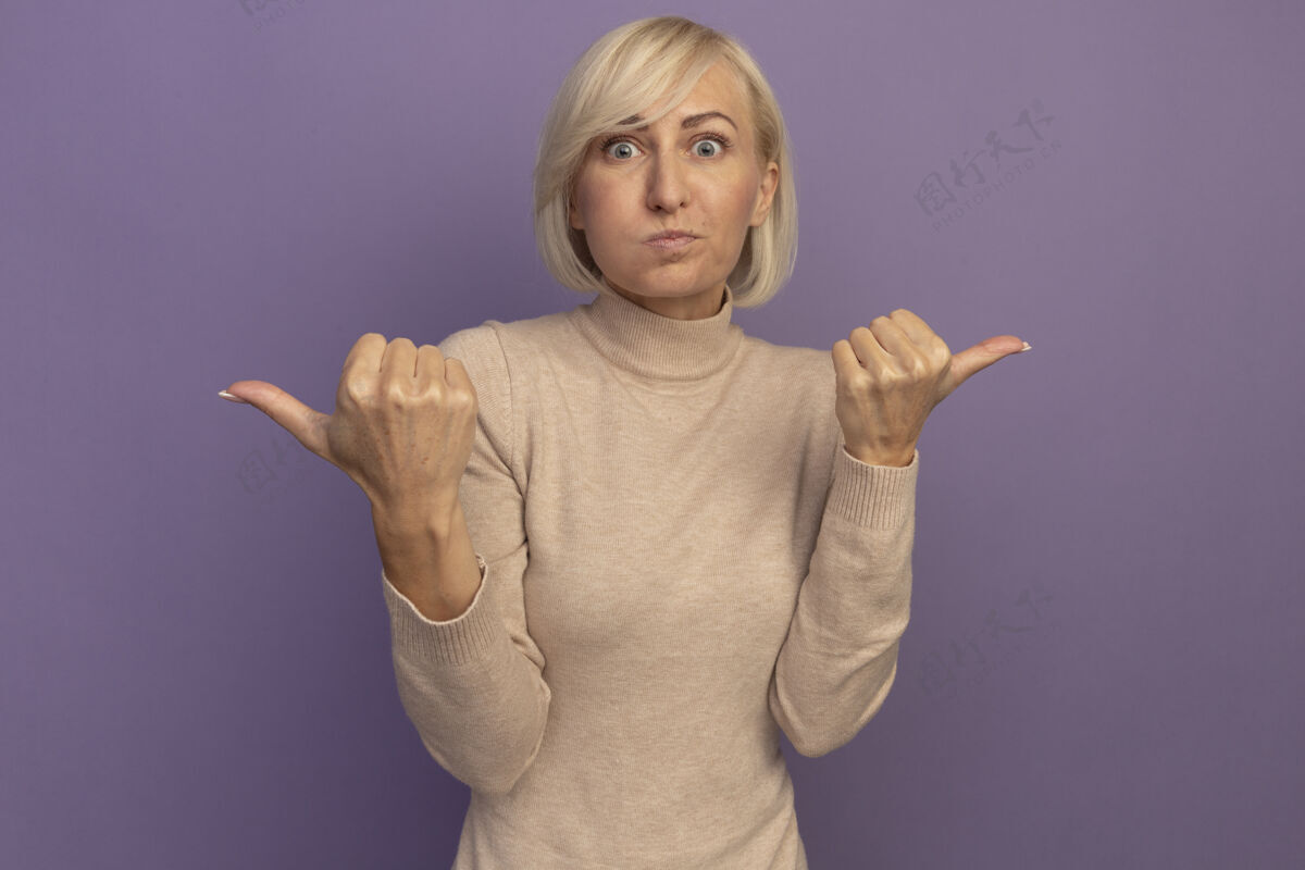 时尚困惑的金发斯拉夫女人指着紫色的两边成人金发斯拉夫