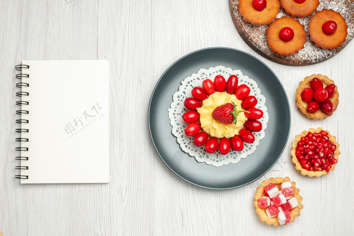 蛋糕俯瞰白色桌子上的奶油蛋糕和水果桌子草莓食物