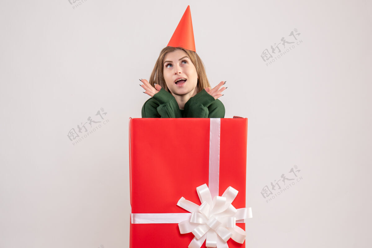 红色正面图红色礼品盒内的年轻女性礼物书写工具纸