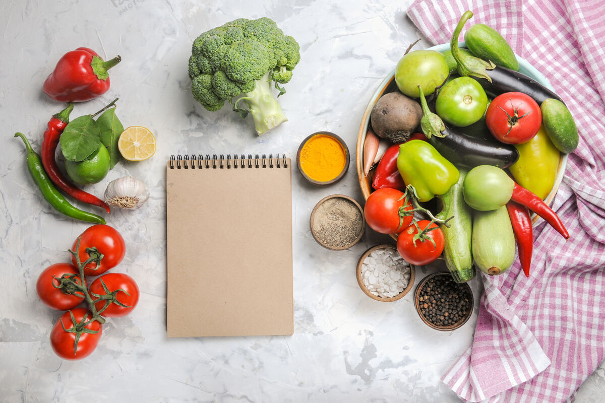 素食顶视图新鲜蔬菜组成内板上的白色背景西红柿营养蔬菜