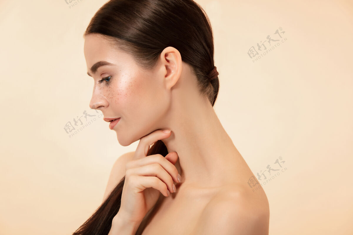 新鲜美丽的女性脸庞在粉彩工作室背景下完美洁净的年轻白人女性皮肤人护理化妆