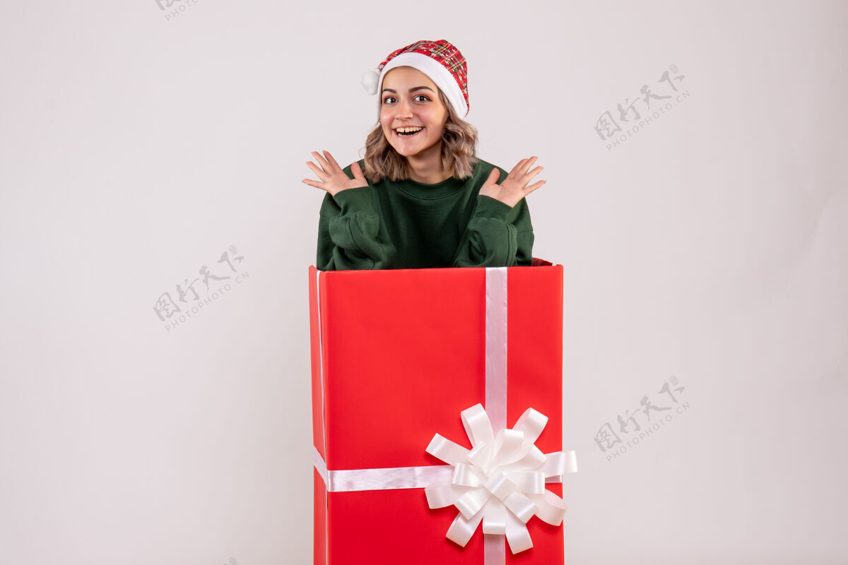 礼物礼物盒内年轻女性的正面图惊喜丝带礼物