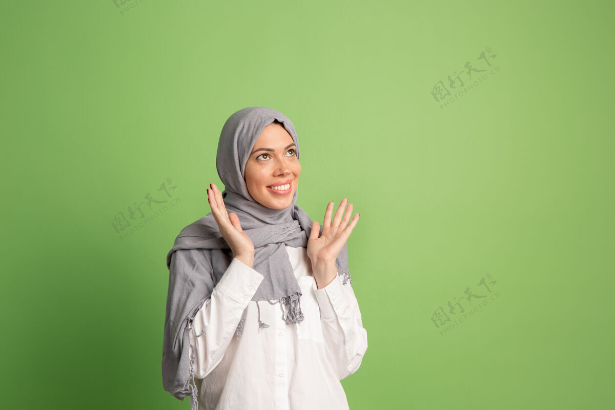 女性戴着头巾的快乐阿拉伯女人微笑女孩的肖像 在工作室背景中摆姿势表情肖像漂亮