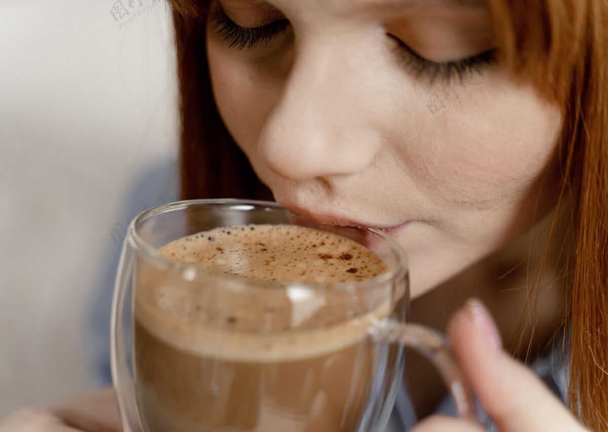 年轻画像女人在家喝咖啡肖像爱好女人