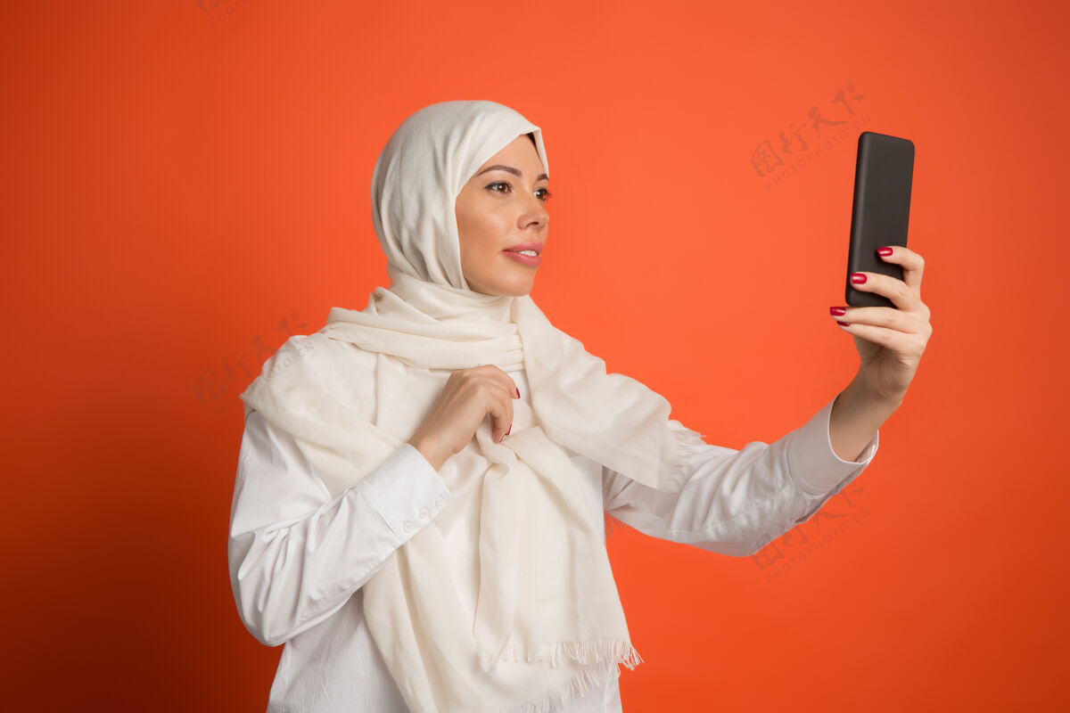 女士戴着头巾的快乐阿拉伯女人微笑女孩的肖像 在工作室背景中摆姿势成人伊斯兰
