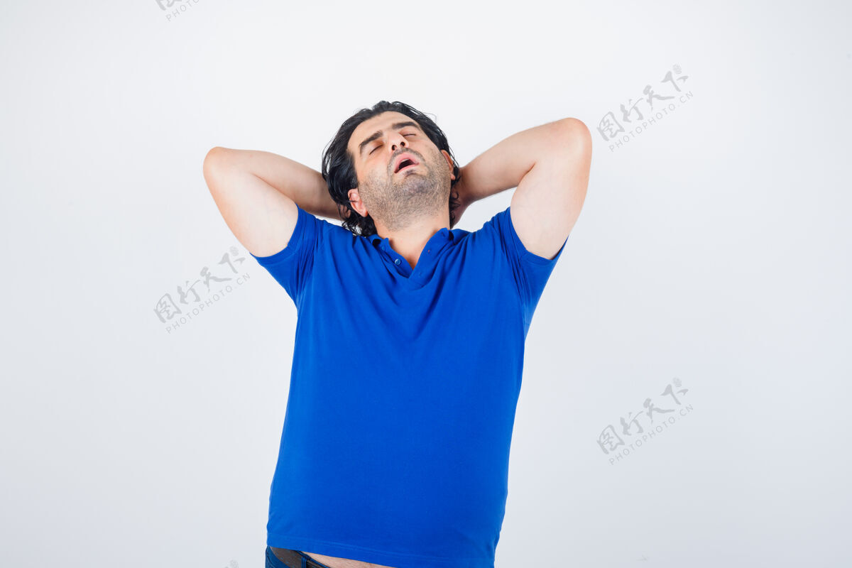 商人照片中的成年男子手牵手 头后穿着蓝色t恤 睡意朦胧手头睡觉