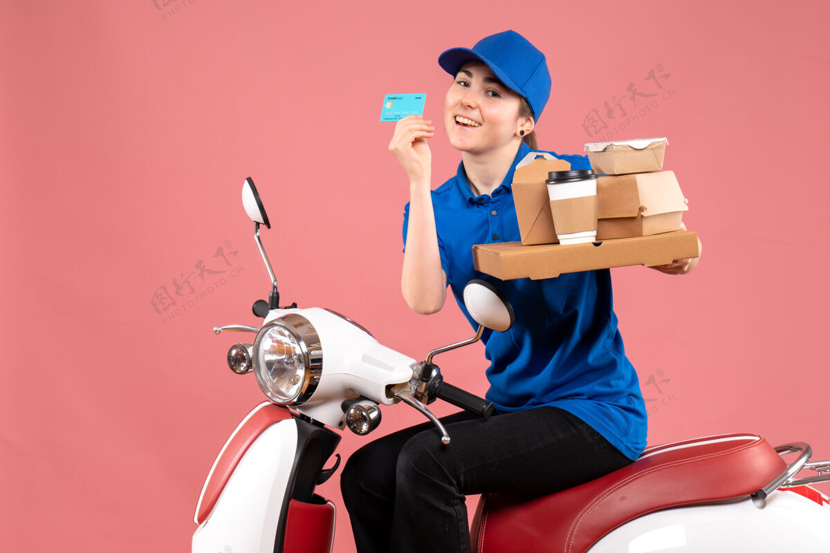 车辆正面图女快递员带着食品包和银行卡上粉色工彩车送食品制服服务景观成人自行车