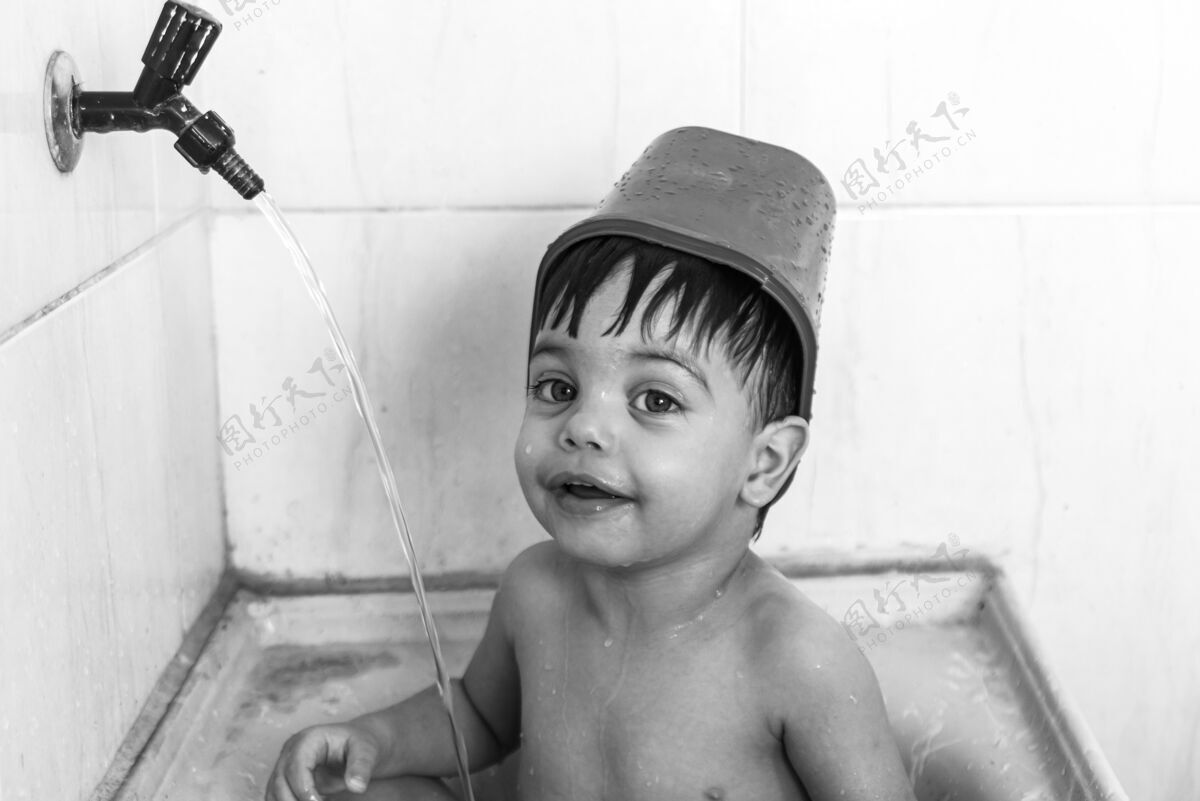 深情男婴在水槽里洗澡男孩孩子水