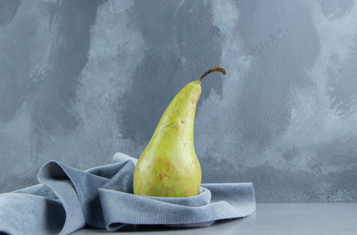 有机站在大理石上的一块布上的梨梨健康美味
