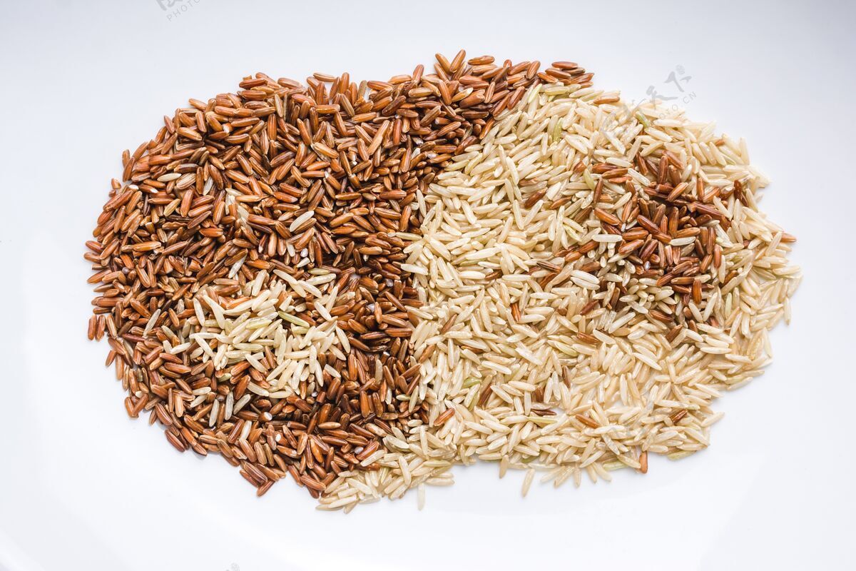 膳食棕色和白色颗粒混合在一个白色盘子里的特写镜头创造了阴阳盘子美食全麦