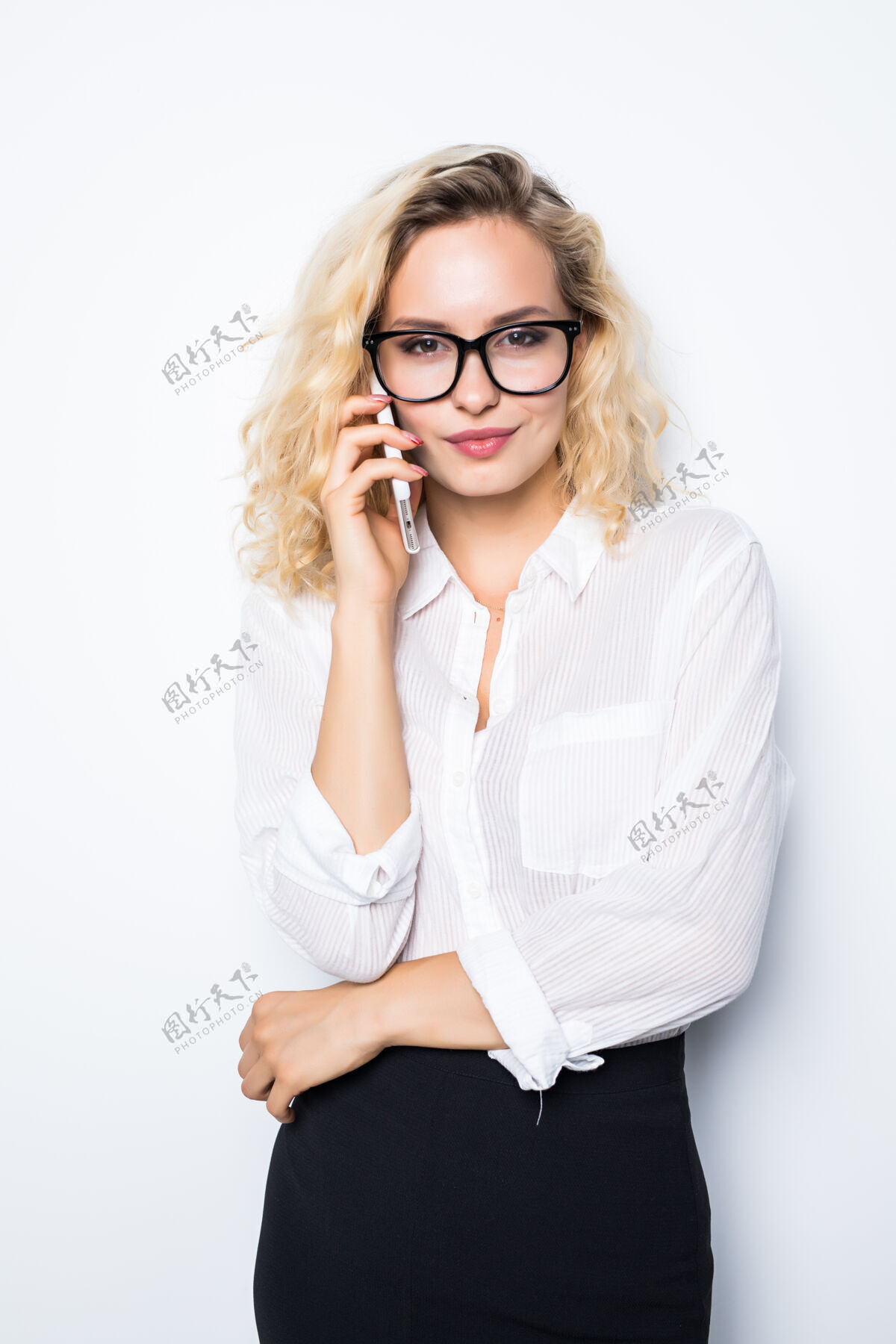 新鲜年轻自信的女商人在手机上说白话脸商人方法