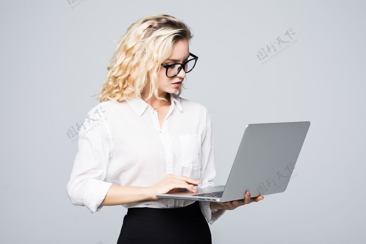 秘书穿着休闲服的年轻快乐微笑的女人拿着笔记本电脑给她最好的朋友发邮件积极可爱社交