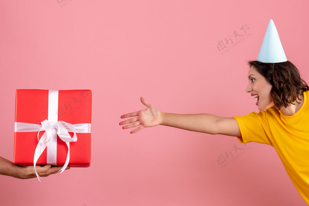 颜色正面图年轻的女性接受来自男性的粉红色礼物购物者年轻女性男人