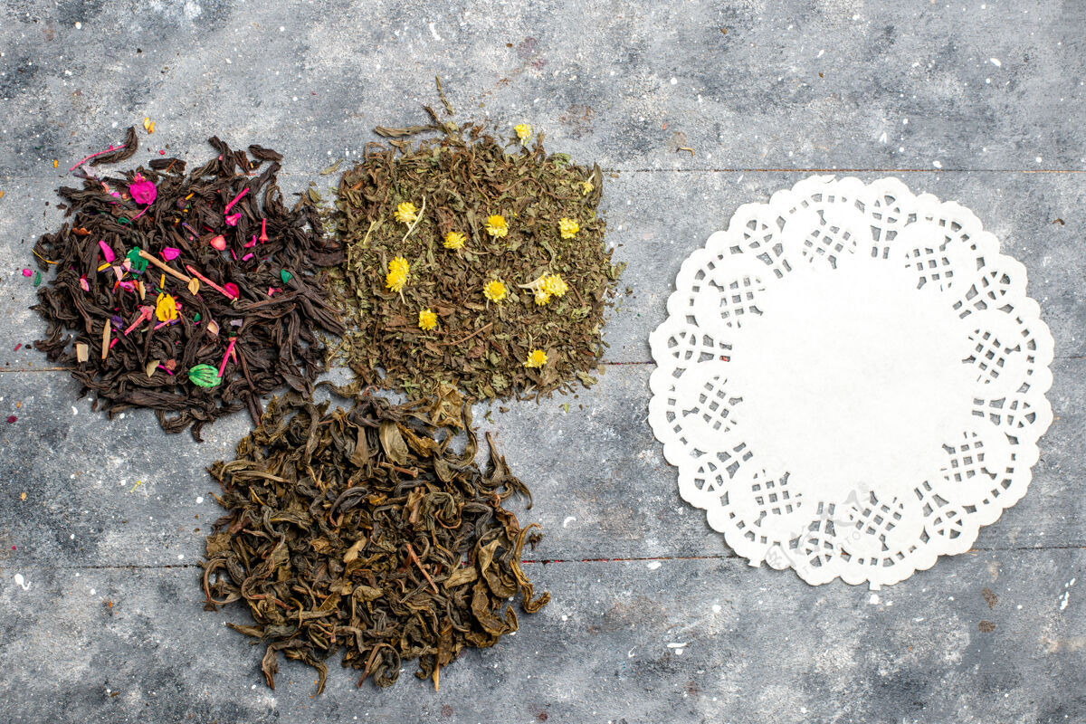 草本在灰色的乡村书桌上俯瞰不同的新鲜茶干口味叶封闭茶