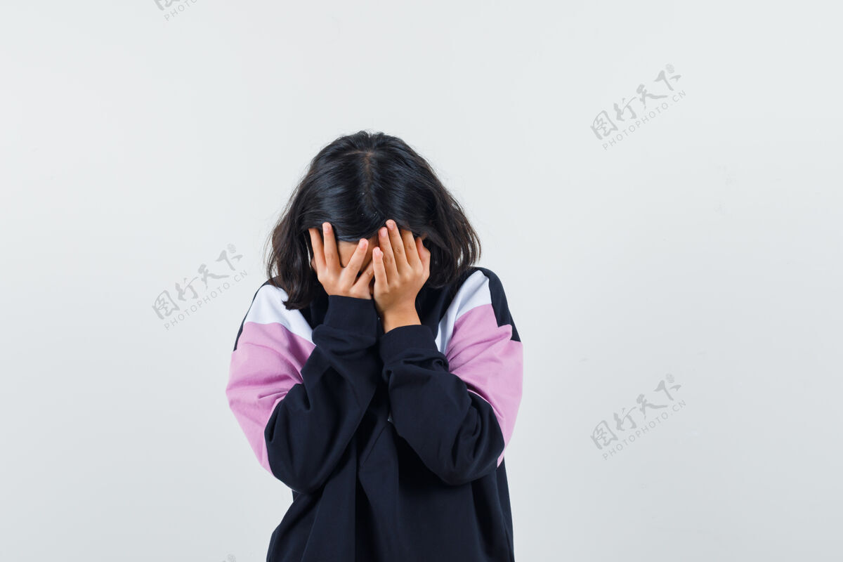 漂亮小女孩用手捂住脸 穿着衬衫 看起来很沮丧前视图抑郁女性封面