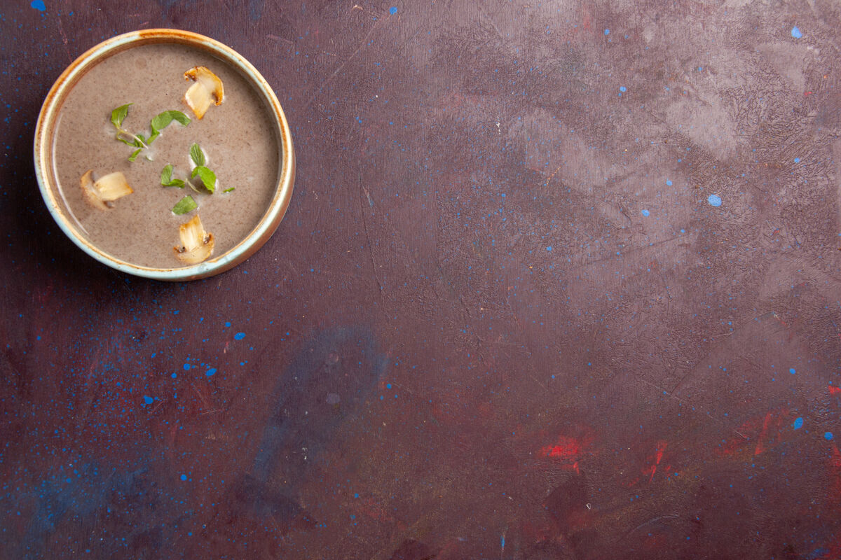 食物顶视图美味蘑菇汤内板上暗紫色空间里面碗食物