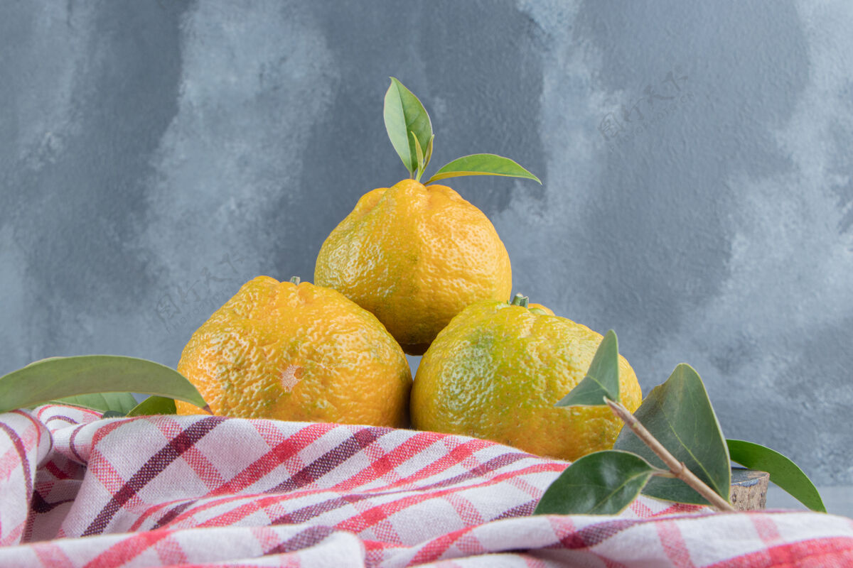 饮食大理石上毛巾上的一小堆橘子新鲜有机水果