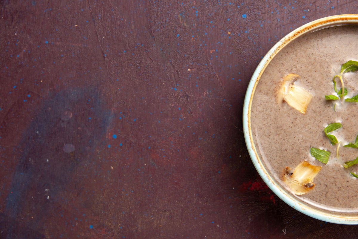 蘑菇顶视图美味的蘑菇汤在黑暗空间的盘子里杯子顶部浓缩咖啡