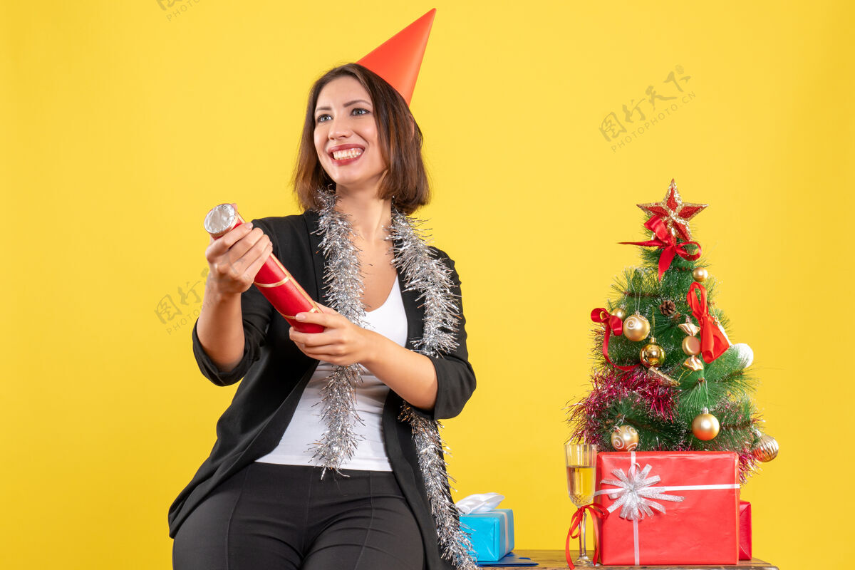 快乐圣诞心情与美丽的女士心情愉快 在黄色的办公室肖像头发美丽